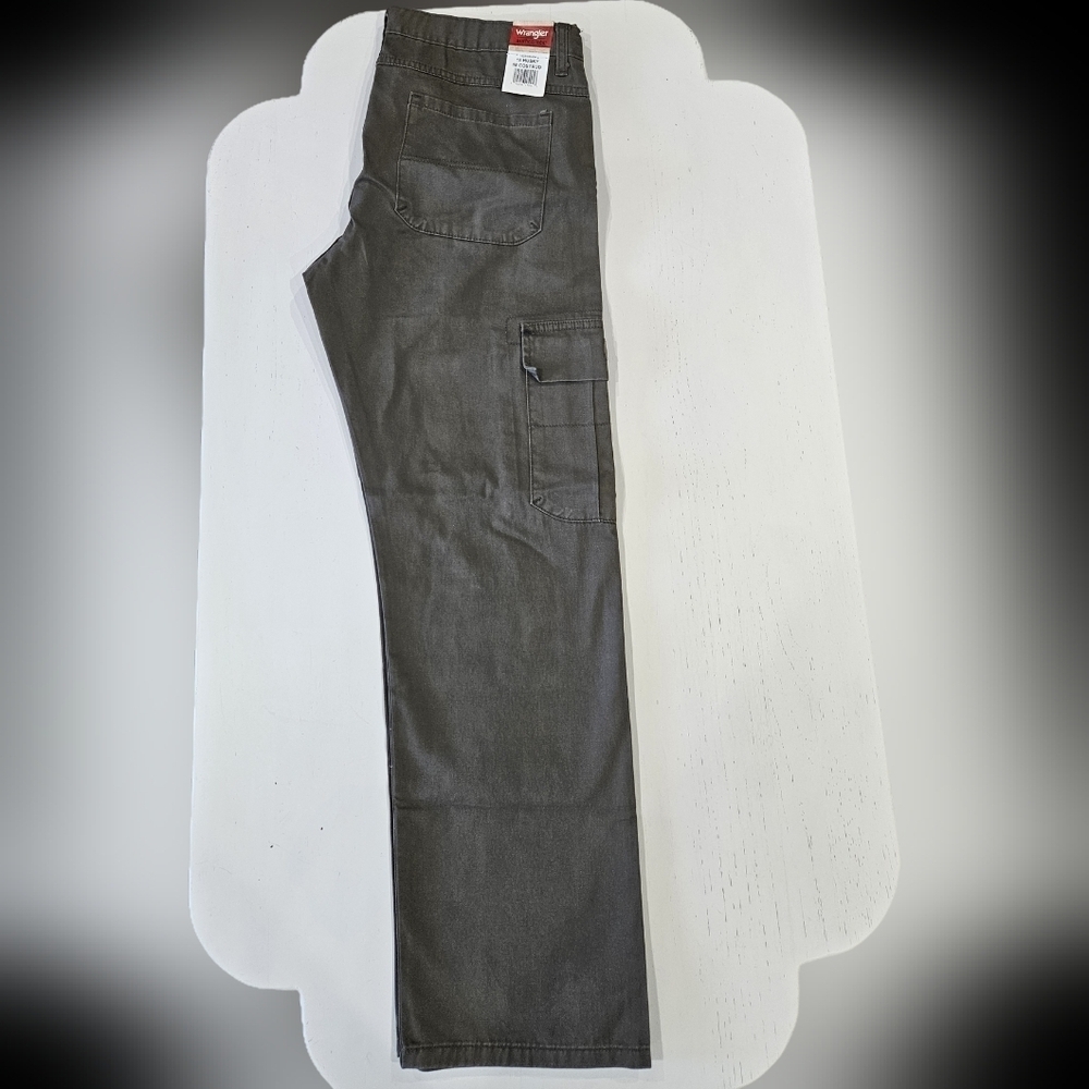 Wrangler Green Cargo Pants with Utility Design - Picture 5 of 7